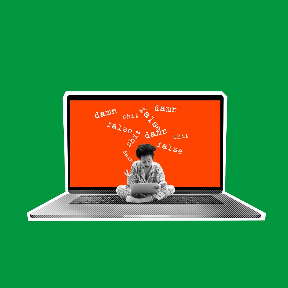 Grafika 2D - otwarty laptop, na którego klawiaturze siedzi kobieta czytająca coś z tabletu. Otaczają ją rózne słowa